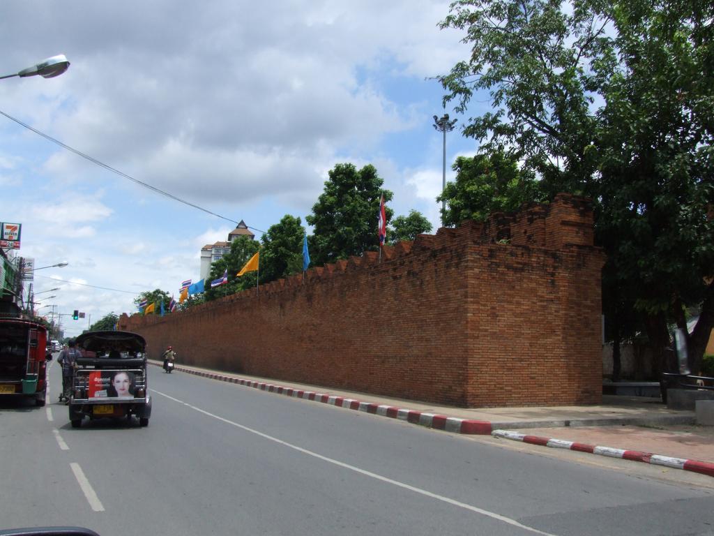 Baan Klang Vieng Hotel Chiang Mai Exterior photo